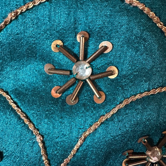 ❤️Gorgeous Christmas Tree Skirt - Mela Artisans By Heart, By Hand India - Picture 4 of 8